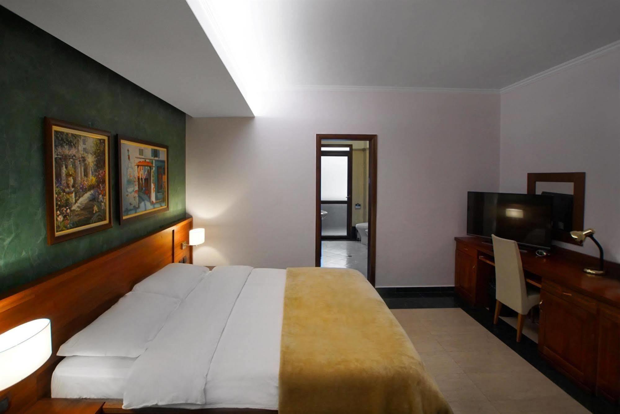 טיראנה Nov Hotel מראה חיצוני תמונה